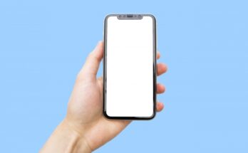 スマホを持つ手