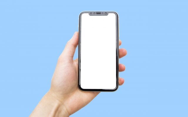 スマホを持つ手