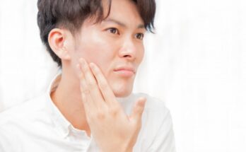 鏡を見ている男性