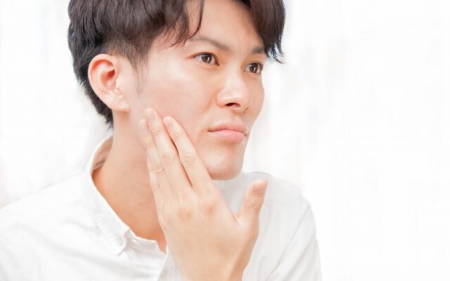 鏡を見ている男性